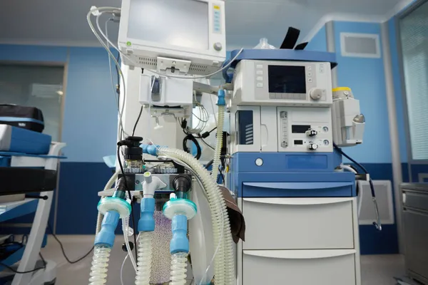 Medical Oxygen Concentrator è pronto per l'uso davanti al pronto soccorso dell'ospedale. Dispositivo medico bombola di ossigeno portatile individuale per mettere gas per i pazienti con disturbi respiratori — Foto Stock