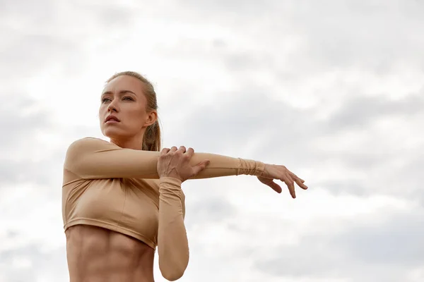 Blondynka pozuje przed kamerą, pomiędzy treningami. Atrakcyjna atletyczna kobieta ćwicząca rano na świeżym powietrzu, przestrzeń do kopiowania. Zdrowie, kondycja, przestrzeń do kopiowania. zbliżenie. — Zdjęcie stockowe