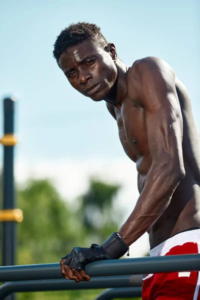 Porträt eines topless afcan Sportlers bereit zum Training. — Stockfoto