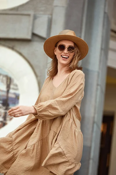 Nahaufnahme des Gesichts der jungen Sommer sexy Frau mit Hut und Sonnenbrille. Lebensstil im Freien. — Stockfoto