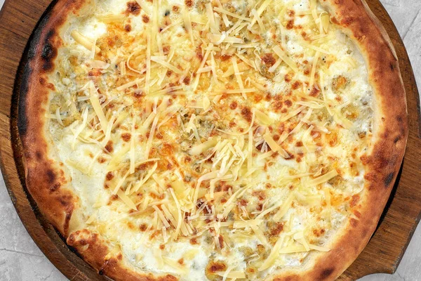 Vue rapprochée de quatre pizza au fromage isolée sur blanc . — Photo