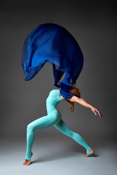 Bailarina bailando con tela de seda, bailarina de ballet moderna en tela ondulante, fondo gris — Foto de Stock