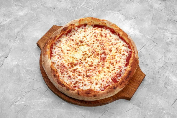 Selektivt fokus traditionell stenbakad pizza Margarita på stenbord — Stockfoto