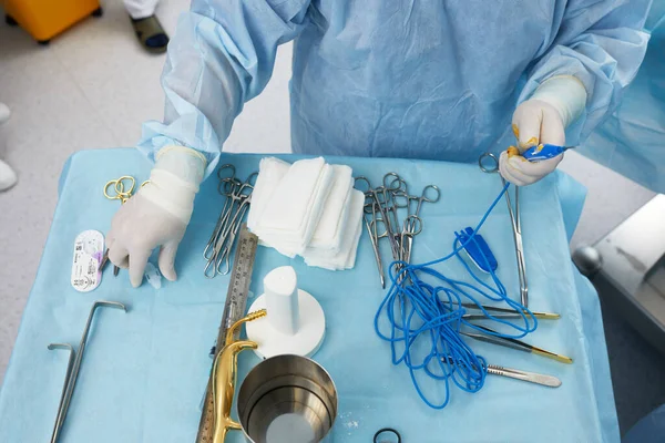Chirurgische Instrumente im Operationssaal auf dem Tisch. — Stockfoto