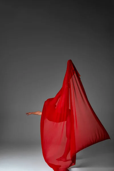 Bailarina saltando en zapatos de punta con paño rojo volador, danza moderna del ballet, fondo gris aislado — Foto de Stock