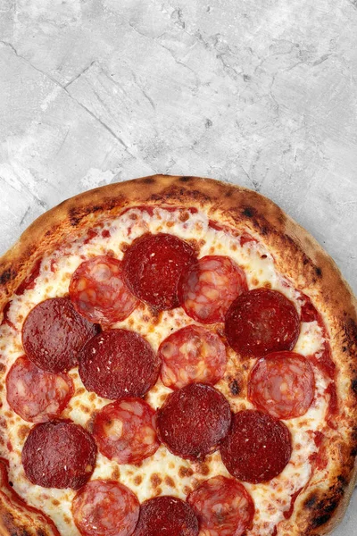 Zelfgemaakte kaas pizza met salami, heerlijke pizza met cheddar. peperoni pizza — Stockfoto