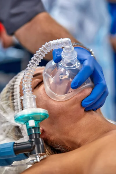 Μηχανικός εξοπλισμός εξαερισμού. Διάγνωση πνευμονίας. Εξαερισμός των πνευμόνων με οξυγόνο. COVID-19 και αναγνώριση του ιού της στέψης. Πανδημία — Φωτογραφία Αρχείου