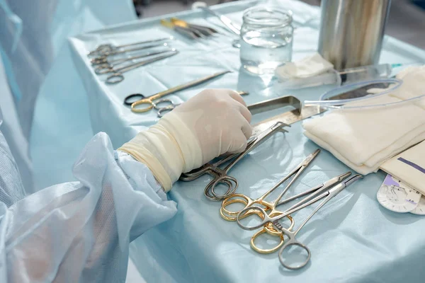 Scrub verpleegkundige bereidt medische instrumenten voor de operatie — Stockfoto