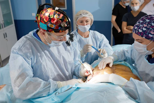 Asistanı olan bir cerrah kadın göğsünü ameliyat eder. Meme bakımı, göğüs onkolojisi.. — Stok fotoğraf