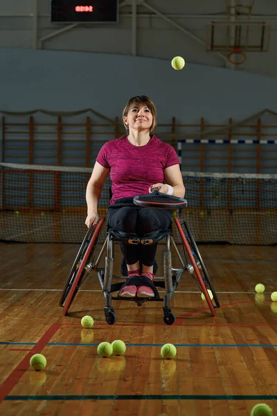 휠체어 테니스 코트에서 테니스 재생에 젊은 여자를 비활성화 — 스톡 사진
