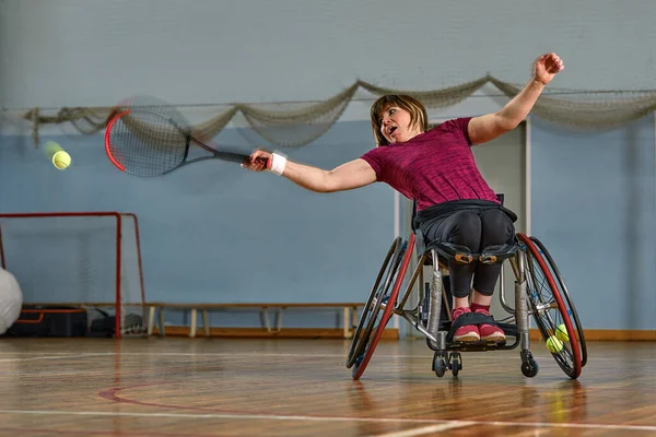 휠체어 테니스 코트에서 테니스 재생에 젊은 여자를 비활성화 — 스톡 사진