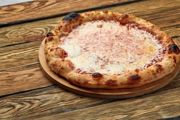 Pizza Margherita op houten achtergrond, bovenaanzicht. Flyer en poster voor restaurants of pizzeria 's, sjabloon met heerlijke smaak margarita pizza, mozzarella kaas — Stockfoto