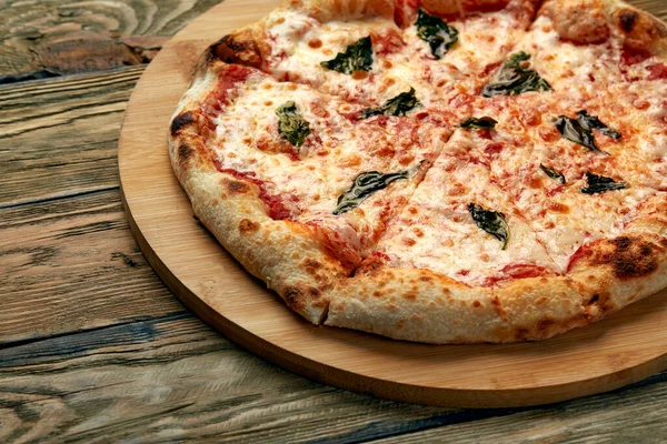 Hela napolitansk pizza serveras på planka — Stockfoto