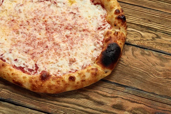 Pizza Margherita på trä bakgrund, ovanifrån. Flyer och affisch för restauranger eller pizzerior, mall med läcker smak margarita pizza, mozzarella ost — Stockfoto