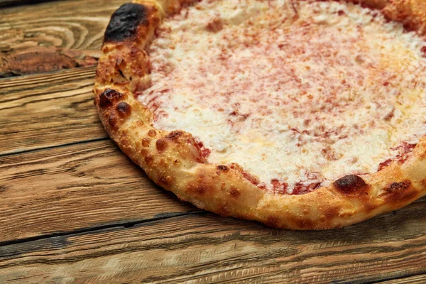 Pizza Margherita på trä bakgrund, ovanifrån. Flyer och affisch för restauranger eller pizzerior, mall med läcker smak margarita pizza, mozzarella ost — Stockfoto