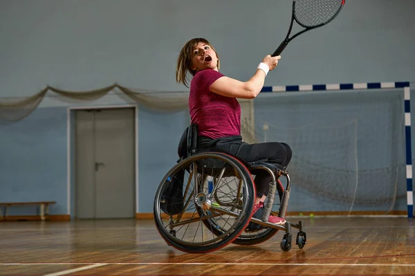 테니스 코트에서 휠체어에서 테니스를 치는 신체 장애가 있는 젊은 여성 — 스톡 사진