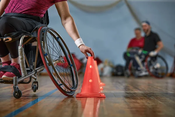 Competições das pessoas em cadeira de rodas no holl esporte — Fotografia de Stock