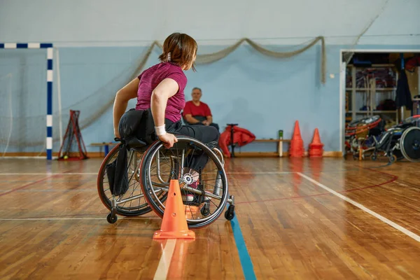 Wedstrijden van de mensen in een rolstoel op de sport holl — Stockfoto