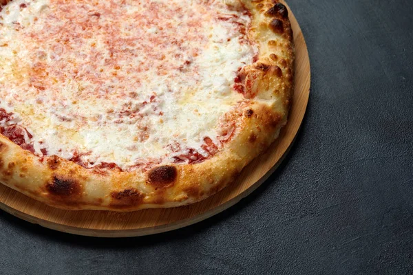 Koyu taştan arka planda Pizza Margherita, en iyi manzara. Restoranlar ve pizzacılar için el ilanı ve poster, lezzetli bir margarita pizza şablonu, mozzarella peyniri. — Stok fotoğraf