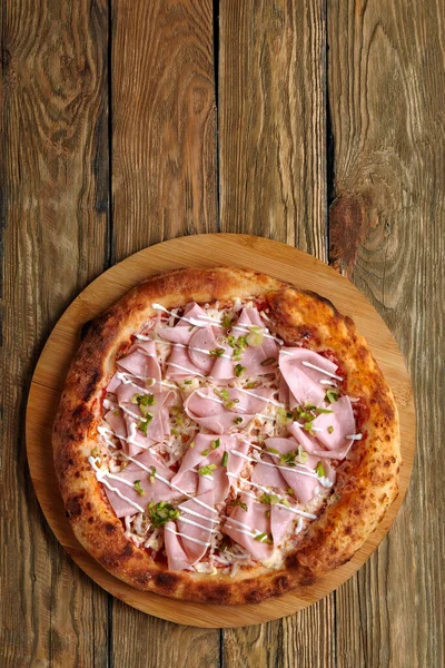식당에서 햄 과 파인애플을 곁들인 신선 한 피자. — 스톡 사진