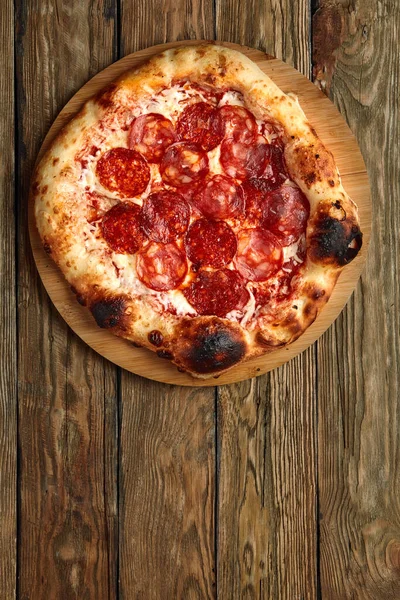 Peperoni pizza op rustieke, vintage stijl hout achtergrond. Bovenaanzicht — Stockfoto