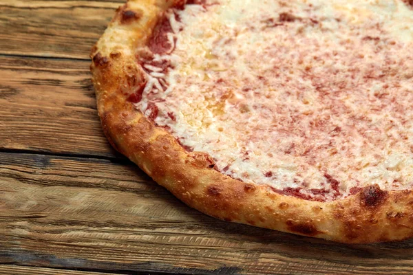 Tahta arka planda pizza margherita, üst manzara. Restoranlar ve pizzacılar için el ilanı ve poster, lezzetli bir margarita pizza şablonu, mozzarella peyniri. — Stok fotoğraf