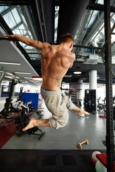 肌肉发达的男人在体育馆里锻炼，男人在体育馆里做水平俯卧撑。带有复制空间的背景馆. — 图库照片