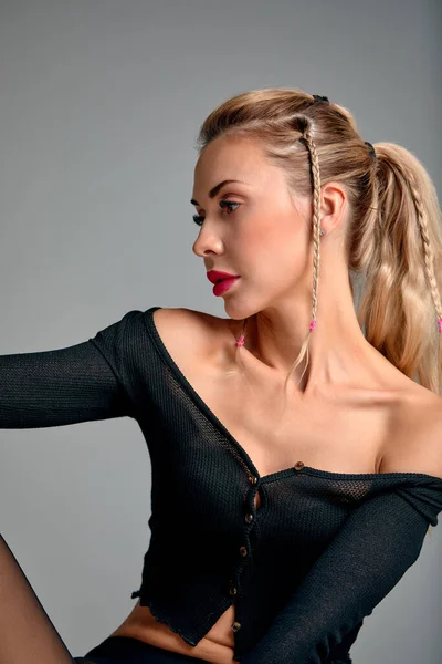 Jeune, en forme et belle femme blonde en maillot de bain noir posant sur gris. Santé, alimentation, sport et fitness concept. — Photo