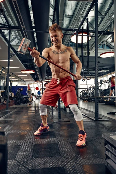 Männerfitness-Training mit großen und schweren Reifen schlägt Hammer. Konzept Workout, Cross-Kraft — Stockfoto