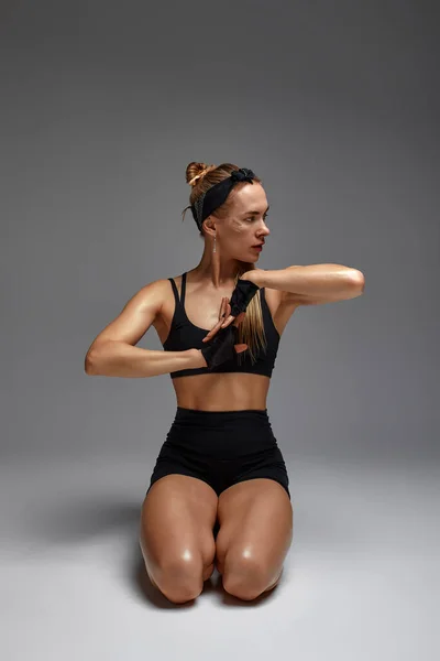 Instinto Animal Fitness Feminino Instrutor Mostrando Sua Incrível Flexibilidade Com — Fotografia de Stock