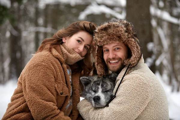 Retrato Jovem Belo Casal Aparência Europeia Com Cão Husky Floresta — Fotografia de Stock