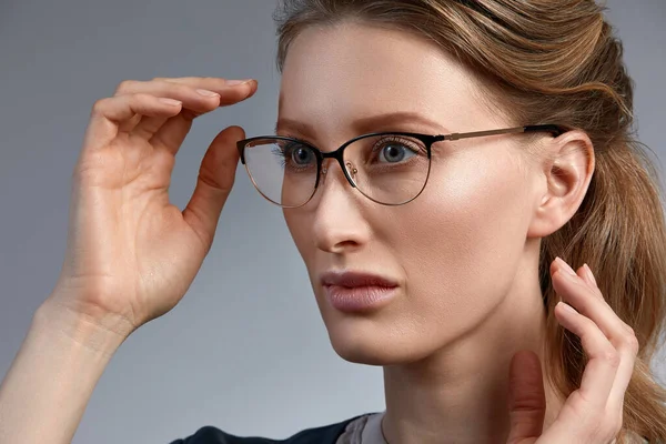 Elegáns női modell divatos szemüvegben. Szoros portré — Stock Fotó