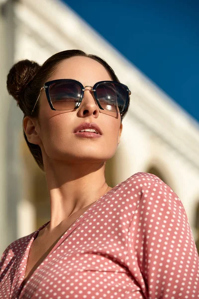 Elegante modelo femenino chic en gafas de sol de moda. Retrato de primer plano — Foto de Stock