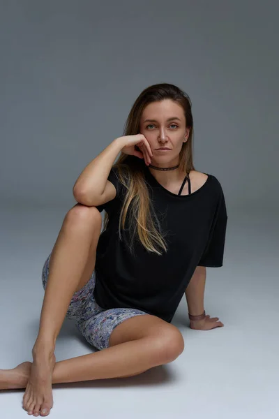 Retrato Mujer Joven Forma Deportiva Sobre Fondo Gris Ajuste Deportista — Foto de Stock