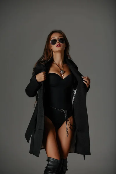 Seksowna Kobieta Czarnym Stroju Kąpielowym Czarnych Wysokich Butach Moda Młoda — Zdjęcie stockowe