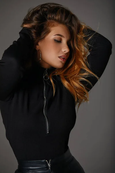Retrato de moda de mujer modelo agradable con pelo largo y saludable en vestido negro sobre fondo gris, hermoso perfil facial —  Fotos de Stock