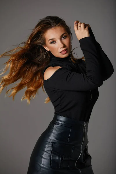 Divat portré szép modell nő hosszú egészséges haj fekete ruhában szürke háttér, gyönyörű arc profil — Stock Fotó
