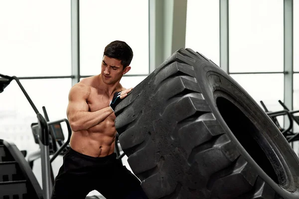 肌肉发达的人在翻轮胎轮.概念功能训练及健身馆 — 图库照片