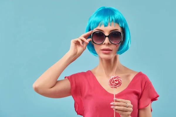 Candy Lolli pop Party Girl позує в синій студії. Ігри в рольові ігри, концепція Хелловін, кохана — стокове фото