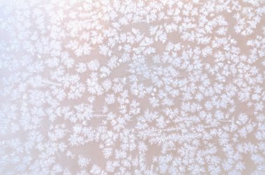 Paslı metal plaka üzerinde kar taneleri. Yumuşak odaklı ve bulanık. Kış dönemi. Kar dokusu.