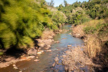 Castelhano Nehri etrafında kayalar ve ormanlar, Monte Alverne, Rio Grande do Sul, Brezilya