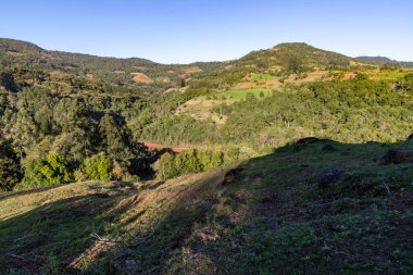 Dağ üzerindeki tarlalar ve ormanlar, Monte Alverne, Rio Grande do Sul, Brezilya