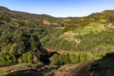 Dağ üzerindeki tarlalar ve ormanlar, Monte Alverne, Rio Grande do Sul, Brezilya