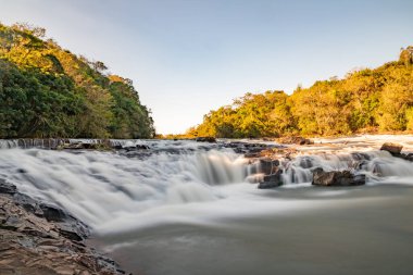 Capela do Rosario barajı Sao Jose do Hortencio, Rio Grande do Sul, Brezilya 'daki Cadeia nehri ve ormanı ile