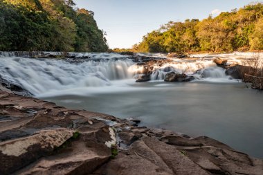 Capela do Rosario barajı Sao Jose do Hortencio, Rio Grande do Sul, Brezilya 'daki Cadeia nehri ve ormanı ile
