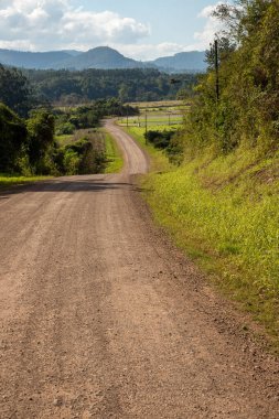 Sao Jose do Hortencio, Rio Grande do Sul, Brezilya 'daki kirli yol, orman ve çiftlik çiftliği.