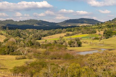 Sao Jose do Hortencio, Rio Grande do Sul, Brezilya 'daki çiftlik alanları, göl, çiftlik ve orman.