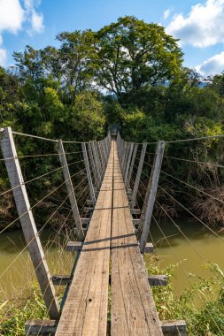 Sao Jose do Hortencio, Rio Grande do Sul, Brezilya çevresindeki orman ile Cadeia Nehri üzerindeki ahşap ve demir köprü