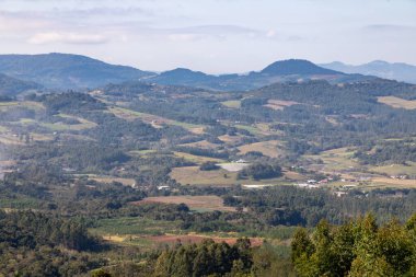 Sao Jose do Hortencio, Rio Grande do Sul, Brezilya 'daki orman ve çiftliklerle vadi manzarası