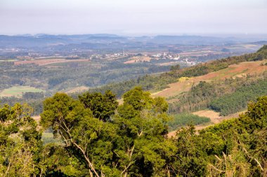Sao Jose do Hortencio, Rio Grande do Sul, Brezilya 'da tarlaları ve ormanı olan vadi.
